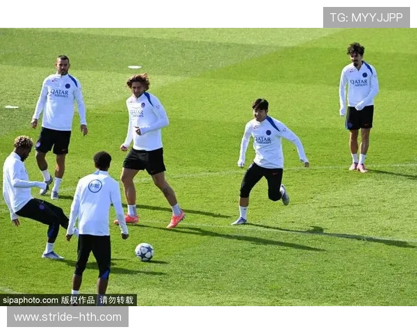 足球场惊现球星扒裤子事件引发全场轰动球迷热议背后真相揭秘