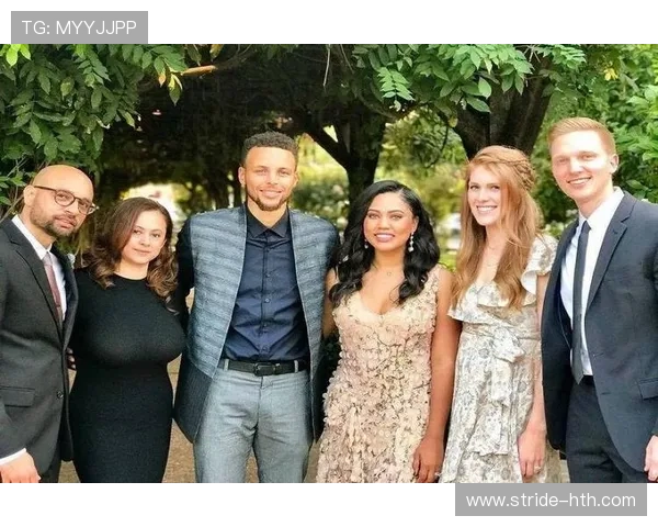 足球巨星背后的女人:球场外的默默支持与坚韧风采 足球巨星背后的女人:球场外的默默支持与坚韧风采